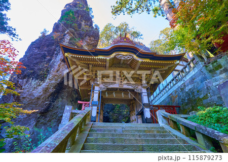 秋の群馬県高崎市 榛名神社の双龍門 秋の群馬県高崎市 榛名神社の双龍門 115879273