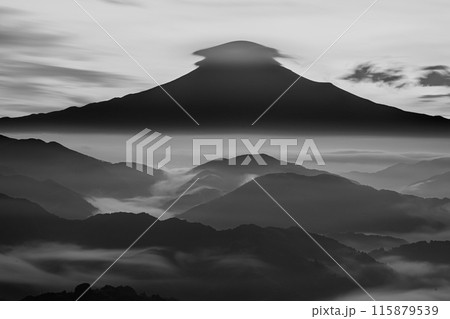清水区吉原から見た笠雲に富士山と雲海 清水区吉原から見た笠雲に富士山と雲海 115879539