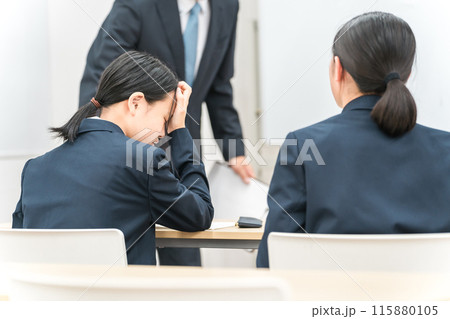勉強・受験のストレスで泣く中学生・高校生の女の子(落第・反抗期) 勉強・受験のストレスで泣く中学生・高校生の女の子(落第・反抗期) 115880105