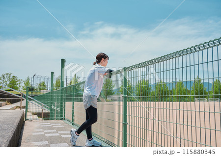 公園で運動する女性 スポーツウェア 健康 公園で運動する女性 スポーツウェア 健康 115880345