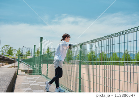 公園で運動する女性 スポーツウェア 健康 公園で運動する女性 スポーツウェア 健康 115880347
