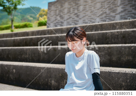 公園で運動する女性　スポーツウェア　健康 115880351