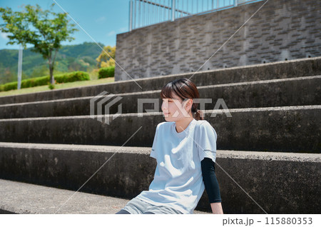 公園で運動する女性 スポーツウェア 健康 公園で運動する女性 スポーツウェア 健康 115880353