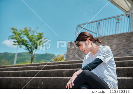 公園で運動する女性　スポーツウェア　健康 115880358