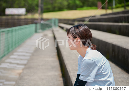 公園で運動する女性 スポーツウェア 健康 公園で運動する女性 スポーツウェア 健康 115880367