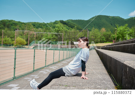公園で運動する女性　スポーツウェア　健康 115880372