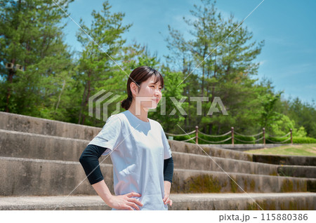 公園で運動する女性 スポーツウェア 健康 公園で運動する女性 スポーツウェア 健康 115880386