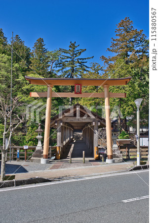 三嶋神社に通じる神幸橋 115880567