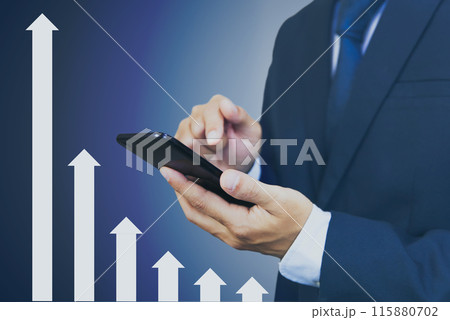 ビジネスマンとスマホと上がる矢印 Businessman smartphone arrow rise 115880702