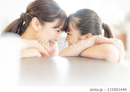 見つめ合う親子 115881446