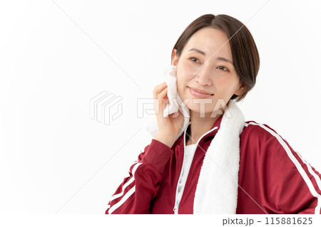 汗を拭くジャージの女性 汗を拭くジャージの女性 115881625