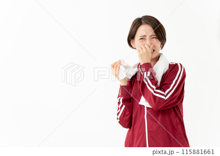 汗を拭くジャージの女性　臭い 115881661