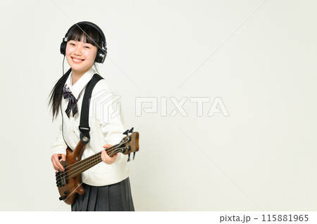 ヘッドフォンをしてベースを弾く女子高生　  115881965