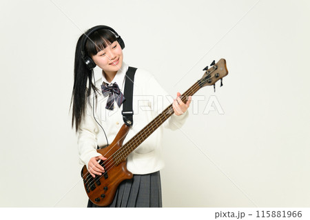 ヘッドフォンをしてベースを弾く女子高生 ヘッドフォンをしてベースを弾く女子高生 115881966
