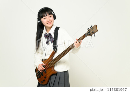 ヘッドフォンをしてベースを弾く女子高生　  115881967