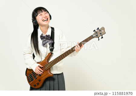 ヘッドフォンをしてベースを弾く女子高生　  115881970