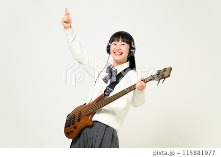 ヘッドフォンをしてベースを弾く女子高生 ヘッドフォンをしてベースを弾く女子高生 115881977