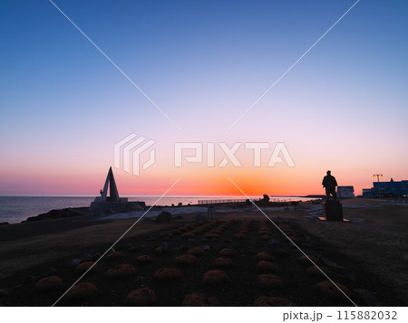 早春の宗谷岬　夜明けの日本最北端の地の碑と間宮林蔵の立像 115882032