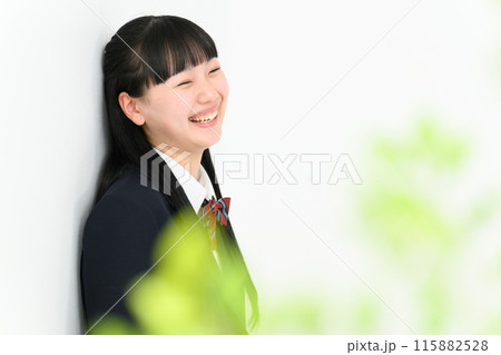 壁に寄り掛かる女子高生 前ボケ 壁に寄り掛かる女子高生 前ボケ 115882528