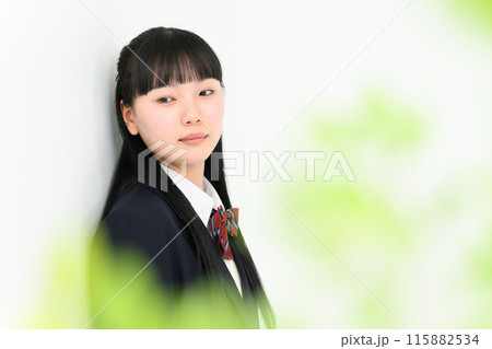 壁に寄り掛かる女子高生　前ボケ 115882534