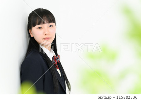 壁に寄り掛かる女子高生　前ボケ 115882536