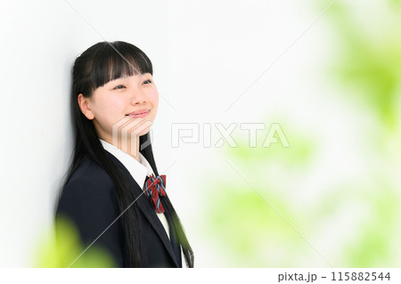 壁に寄り掛かる女子高生 前ボケ 壁に寄り掛かる女子高生 前ボケ 115882544