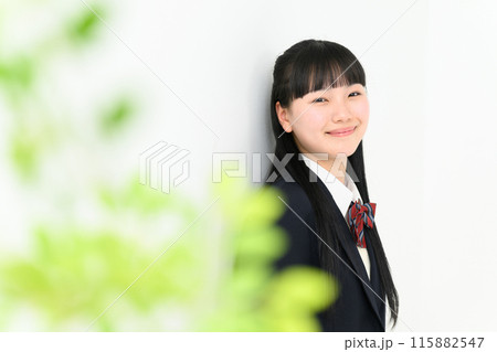 壁に寄り掛かる女子高生 前ボケ 壁に寄り掛かる女子高生 前ボケ 115882547