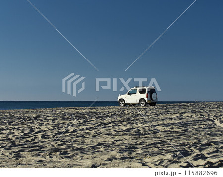 天竜川河口砂洲を走るスズキ・ジムニー(3代目) 115882696