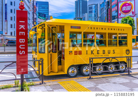 日本の東京都市景観 幸せを運ぶ黄色のイケバスなどを望む＝6月12日、池袋駅東口 115883195