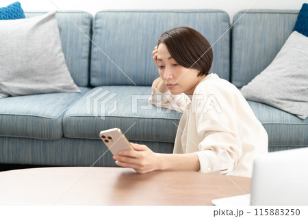 スマホを見るアラフォー女性 スマホを見るアラフォー女性 115883250