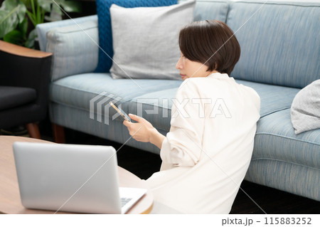 スマホを見るアラフォー女性 115883252