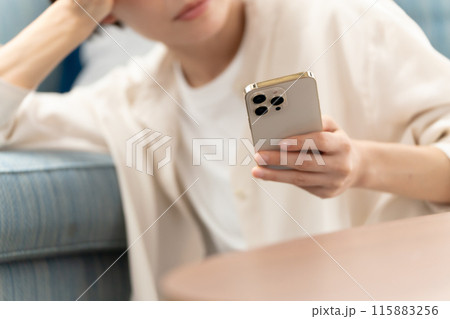 スマホを見るアラフォー女性 スマホを見るアラフォー女性 115883256