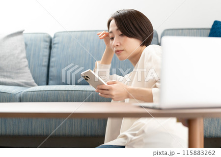 スマホを見るアラフォー女性 115883262