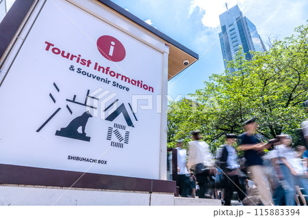 日本の東京都市景観 インバウンドに沸く…外国人観光客らで賑わう渋谷ハチ公像前＝12日 115883394