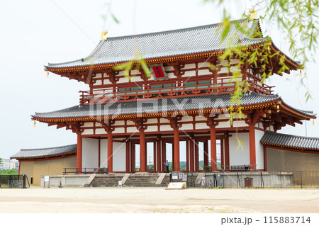 奈良・平城宮跡の朱雀門 115883714