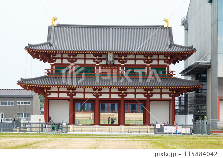 奈良県・平城宮跡の第一次大極殿院大極門 115884042