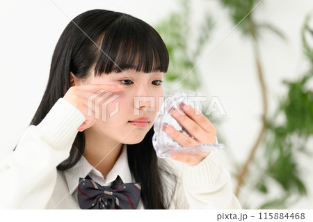 鏡を見る女子高生　目元 115884468
