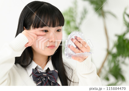 鏡を見る女子高生 目元 鏡を見る女子高生 目元 115884470