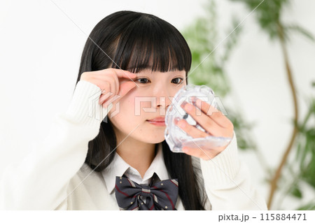 鏡を見る女子高生　目元 115884471