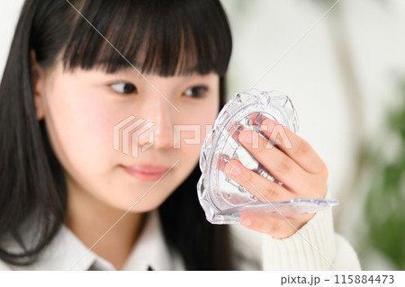 鏡を見る女子高生　目元 115884473