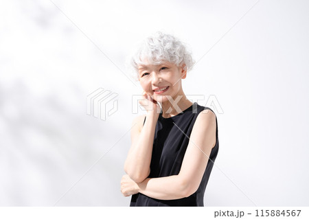 ビューティー　グレイヘアの女性 115884567