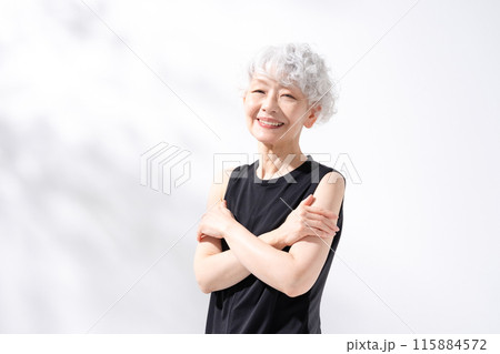 ビューティー グレイヘアの女性 ビューティー グレイヘアの女性 115884572