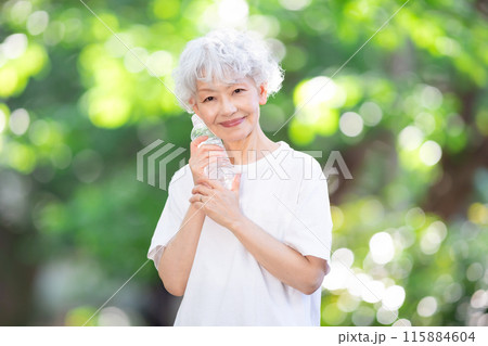 グレイヘアの女性　新緑　水分補給 115884604