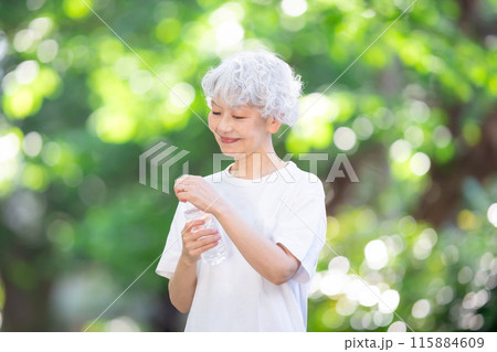 グレイヘアの女性　新緑　水分補給 115884609
