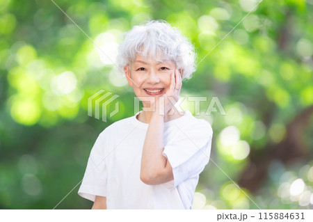 新緑　女性　グレーヘア 115884631