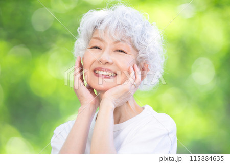 新緑　女性　グレーヘア 115884635