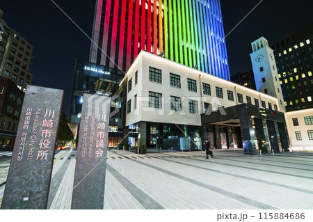 川崎市の都市夜景 川崎のシンボルカラーにライトアップされた川崎市役所新本庁舎【神奈川県】 川崎市の都市夜景 川崎のシンボルカラーにライトアップされた川崎市役所新本庁舎【神奈川県】 115884686