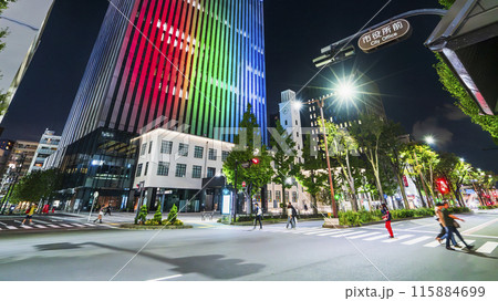 川崎市の都市夜景　川崎のシンボルカラーにライトアップされた川崎市役所新本庁舎　市役所通り【神奈川県】 115884699