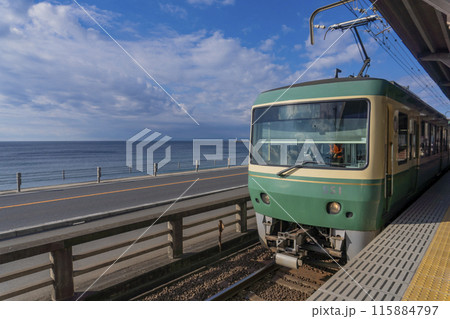 【神奈川県・鎌倉市】七里ヶ浜を走る江ノ電／鎌倉高校前駅 115884797