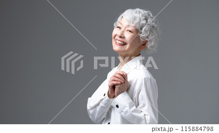 グレーヘアの女性　ポートレート 115884798